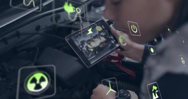 Otomotiv atölyesindeki kadın teknisyen araç motorlarını inceliyor. Komuta ve güç için AR simgeleri gösteriyor. Teknisyen, tanı, yenilik, teknoloji, sürdürülebilirlik, bakım, otomotiv