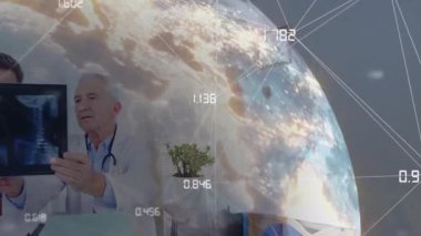 Doktor ve hasta, tıbbi odada röntgen filmini inceliyor. Ağ verileriyle dijital küreyi gösteriyor. Tıbbi, sağlık, tanı, teknoloji, profesyonellik, analiz, modern