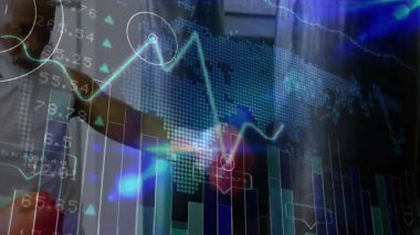 Adam spor salonunda kum torbasını yumruklarken deniz mavisi haritaları, şamdanlar ve dünya haritası örtüşüyor. Spor, analitik, teknoloji, rekabet, güç, yenilik, dayanıklılık