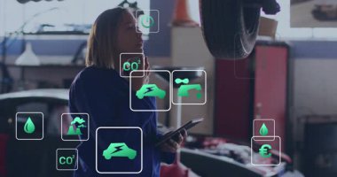 Kadın teknisyen oto tamir bölümündeki şasiyi inceliyor, yüzen ekolojik simgeler ve çizelgeler gösteriyor. Otomotiv, bakım, teknoloji, sürdürülebilirlik, yenilik, sanayi, mühendislik