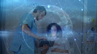 Hastane koğuşunda kadın hastaya rehberlik eden erkek hemşire dijital dünya ağı üst üste biniyor. Sağlık, teletıp, dijital sağlık, profesyonellik, bağlantı, hasta bakımı, tıbbi teknoloji