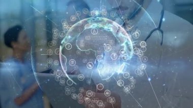 Kadın doktor klinikte holografik ağ küresi sunuyor, erkek doktor akıllı telefon tutuyor. Tıbbi, teknoloji, sağlık, yenilik, araştırma, işbirliği, fütüristik