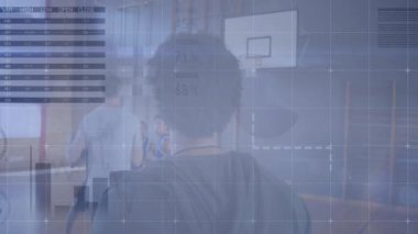 Spor salonunda basketbol antrenmanı yapan koç ve oyuncular spor teknolojisi verilerini gösteren animasyonlu grafiklerle. Atletizm, takım çalışması, performans, fitness, eğitim, spor merkezi, modern