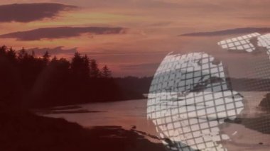 Yarı şeffaf üç boyutlu kablo küresi, çam ağaçları ve kayaların yer aldığı kıyı günbatımıyla birleşiyor. Coğrafya, çevre, dijital, dinginlik, keşif, perspektif, sanatçılık