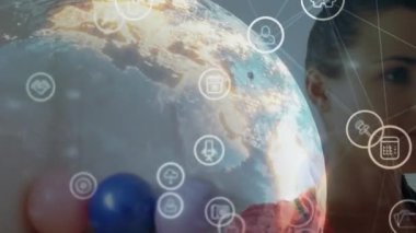 Erkek ve kadın spor salonunda kollarını kaldırarak dijital dünya ağı simgeleriyle etkileşime giriyorlar. Teknoloji, işbirliği, yenilik, fitness, ağ, bağlantı, modern