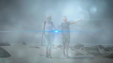 Yüz maskeleri, yürüyüş direkleriyle yürüyen çift sağlık çizelgesi ve kalp ikonu gösteriyor. Macera, keşif, sağlık, açık hava, doğa, rahatlama, yürüyüş