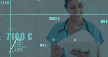 Bar çizelgelerini birleştiren kadın doktor tıbbi veri arayüzünde para birimi sembolleri çiziyor. Sağlık, teknoloji, veri görselleştirme, tıbbi profesyonel, dijital analitik, yenilik, klinik