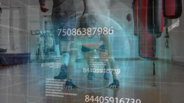 Eğitmen, spor salonunda şınav çeken kadın sporcuya diz çöktürüyor ve sayısal üstüste bindirmeler sergiliyor. Fitness, training, digital, strength, determination, wellness, sport