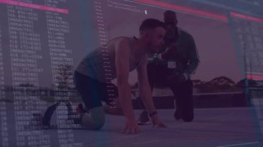 Erkek sporcu spor sahasında diz çökmüş, koç teknoloji kodlarıyla yol gösteriyor. Fitness, akıl hocalığı, açık hava, spor, teknoloji, eğitim, koçluk