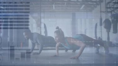 Spor partnerleri spor salonunda şınav çekiyorlar ve animasyon veri grafikleri sahneyi örtüyor. Kuvvet, takım çalışması, fitness, teknoloji, motivasyon, modern, atletik