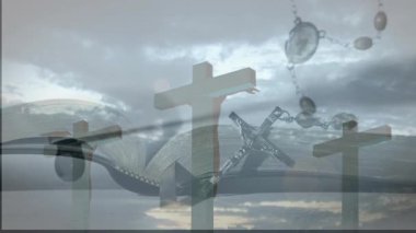 Açık İncil, sakin suyun üzerinde, metal tespih ve üç ahşap haç silueti ile yatar. Ruhani, düşünceli, saygılı, sakin, yansıtıcı, dini, sembolizm