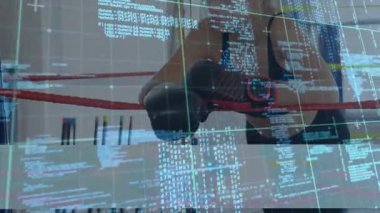 Boks ringinin iplerine yaslanan kadın boksör, kod şebekesi kaplamalı fitness teknolojisi sergiliyor. Atletik, yenilik, güç, fitness, dijital, kararlılık, eğitim