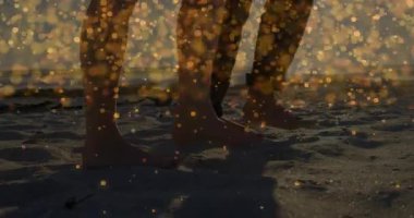 Gün batımında ıslak kumsalda yürüyen bir çift, animasyon seyahat pazarlama ikonları ve bokeh sergiliyor. Romantik, boş zaman, huzur, doğa, uyum, macera, estetik