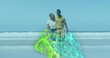 Teknoloji sahnesinde kadın ve erkek kol kola yürüyor, dönen dijital parçacıklarla. Romantizm, bağlantı, ilişki, dijital, gelecek, dinginlik, macera