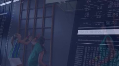 Kadın basketbolcu spor salonunda salya akıtıyor, şifreleme kodu ve dijital UI grafikleri gösteriyor. Atletik, dijital, siber güvenlik, fütürist, spor, teknoloji, fitness