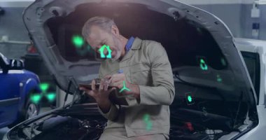 Otomotiv garajında, yeşil enerji ikonlarıyla birlikte araba yazma tahtasına yaslanan erkek tamirci. Profesyonel, yenilikçi, sürdürülebilir, teknik, endüstriyel, temiz, çevre dostu