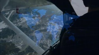 Havacılık kokpitindeki kontrolleri yöneten iki pilot dünya haritasını koordinatlarla örtüşüyor. Havacılık, kokpit, takım çalışması, hava, navigasyon, teknoloji, macera
