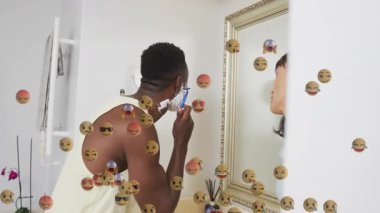 Erkekler yüzünü tıraş ederken kadınlar banyoya yaslanıyor, yüzen emojiler dijital pazarlamayı artırıyor. Tımar, samimiyet, modern, dekor, ifade, refah, yaşam tarzı