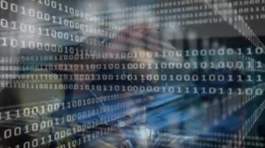 VR kulaklık kullanan bir adam sanal siber güvenlik alanında etkileşime giriyor ve yüzen ikili kod gösteriyor. Fütürist, dolambaçlı, teknoloji, siber uzay, holografik, dijital, yenilik