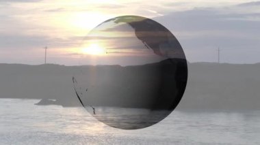 Sahil günbatımı sahnesinde süzülen şeffaf küre durgun suda sıcak altın renkleri yansıtıyor. Küre, manzara, yansıtıcı, minimalist, doğa, ufuk, sükunet