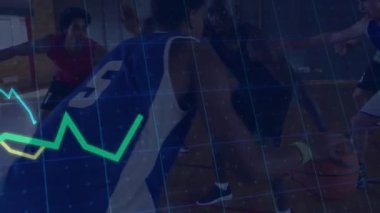 Altı erkek oyuncu jimnastik kortunda top sürüyor. Teknoloji şebekesi ve çizgi çizelgeleri gösteriyorlar. Atletizm, takım çalışması, rekabet, ilerleme, veri, analiz, canlılık