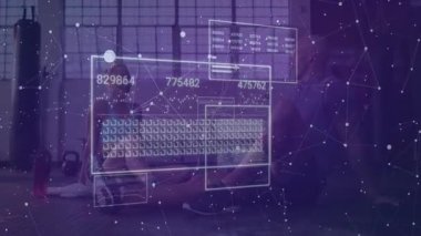 Kadın ve erkek spor salonundaki spor salonundaki spor salonu ölçümlerini yüzen grafikler ve sayısal ölçümlerle analiz ediyorlar. Fitness, teknoloji, yenilik, işbirliği, güç, motivasyon, modern