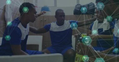 Dört erkek futbolcu soyunma odasında bankta toplanmış yüzen altıgen veri ağı sergiliyorlar. Sporcular, takım çalışması, yoldaşlık, performans, fitness, modern, enerjik