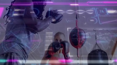 Holografik HUD dalga formu ve teknolojik verilerle spor salonunda hız torbasına yumruk atan kadın boksör. Sporcu, antrenman, fütüristik, dijital, güç, fitness, yenilik