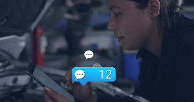 Kadın teknisyen otomotiv atölyesinin içinde sohbet baloncukları ve bilgilendirme 47 ile tıkırdıyor. Endüstri, makine, bakım, yenilik, teknoloji, aktif, şık