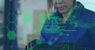 Holografik AR arayüzünü yeşil büyü şebekesi ve kod akışı olan bir laboratuarda inceleyen kadın bilim adamı. Gelecek, yenilik, teknoloji, arayüz, bilimsel, dijital, profesyonel