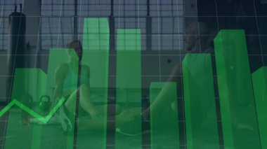 Spor partnerleri spor salonunda esneyerek yeşil çizelgeli fitness analizlerini gösteriyorlar. Fitness, antrenman, spor giyim, motivasyon, güç, zindelik, sağlık