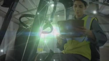 Lojistik deposunda forklift kullanan kadın, şeffaf dijital ağ örtüsü gösteriyor. Sanayi, lojistik, teknoloji, otomasyon, güvenlik, plan, fütüristik