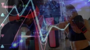 Spor salonunda yumruk atan bir kadın, hareketli grafiklerle istatistikleri takip eden bir koç. Eğitim, spor, biyomekanik, performans, güç, motivasyon, atletizm