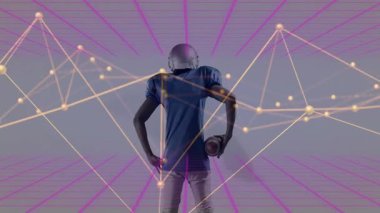 Futbolcu topu tutuyor, spor teknolojisi demosunu sunuyor, parlak düğümler ve mor şebeke sergiliyor. Sporcu, yenilik, fütüristik, dijital, bağlantı, performans, hareket