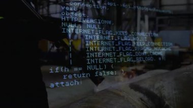 Fabrikada kıdemli teknisyen çalışma tezgahı, kodlar makine verilerini gösteriyor. Endüstriyel, mühendislik, otomasyon, kesinlik, makine, işçilik, teknik