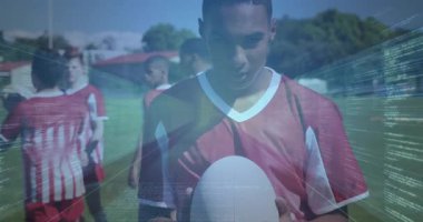 Futbol takımı topu çimlerin üzerinde tutuyor, kırmızı beyaz formalar giyiyorlar, spor teknolojisi kodları gösteriyorlar. Atletik, takım çalışması, dijital, hareket, canlı, açık hava, rekabet