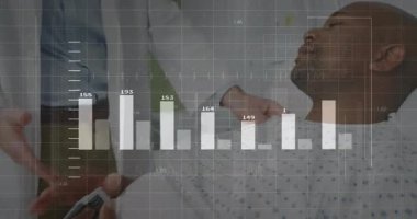 İki iş ortağı ofis toplantısında el sıkışıyor, akıllı telefon ve dijital veri tabloları gösteriyorlar. İşbirliği, analitik, finans, iletişim, teknoloji, profesyonel, modern