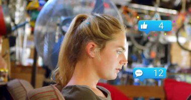 Bisiklet dükkanında akıllı telefonları karıştıran bir kadın yüzen ikonlar aracılığıyla teknoloji pazarlamasını gözünde canlandırıyor. Teknoloji, iletişim, modern, kentsel, boş zaman, yenilik, anlatım