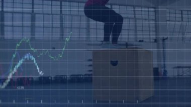 Kadın spor salonundaki plyometrik kutunun üzerinden atlıyor, zayıf borsa grafikleri ve şamdanları örtüyor. Fitness, eğitim, sağlık, egzersiz, motivasyon, yenilik, dinamik