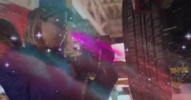 Teknoloji atölyesinde geleceğe yönelik cihazları hedef alan bir kadın. Pembe ve deniz mavisi ışıltılar saçan bir kadın. Teknoloji, yenilik, bilim kurgu, siber punk, dijital, endüstriyel, güçlendirme