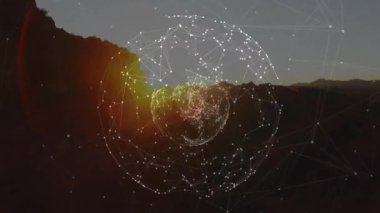 Günbatımı kanyonunda yüzen soyut dijital ağ küresi, şeffaf kablo kürelerini gösteriyor. Gelecekçi, yenilikçi, teknoloji, geometrik, ağ, görselleştirme, bilim