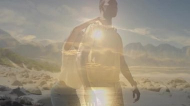 Sırtına binen ve kayalık sahil seyahati sahnesinde gülümseyen bir çift. Animasyon güneş ikonu süzülüyordu. Macera, arkadaşlık, keşif, resim, dinginlik, canlılık, doğal