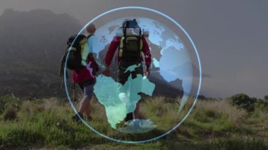 Dağ çayırlarında yamaçlara tırmanan bir çift, teknolojik sunum için dijital dünya örtüsü sergiliyorlar. Maceracılar, keşifler, teknoloji, görselleştirme, doğa, macera