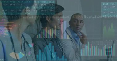 Tıbbi ekip toplantı odasında analitiği tartışıyor. Animasyon çizelgeleri, grafikler çerçeveyi örtüyor. Sağlık, işbirliği, yenilik, profesyonellik, dijital, veri, analitik