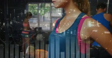 Ağırlık odasındaki halterlerin yanında duran kadın sporcu finans şemasını birleştiriyor. Zindelik, güç, kararlılık, modern, enerjik, çağdaş, sağlık