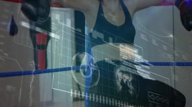 Yüzük halatlarına yaslanan kadın boksör fütüristik spor HUD grafikleri, grafikleri ve haritaları sergiliyor. Atletik, fitness, teknoloji, kararlılık, güç, modern, eğitim