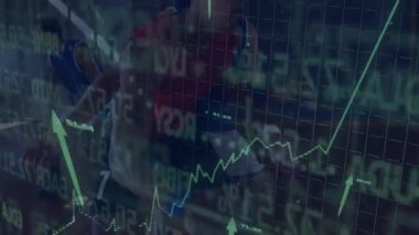 Kayıkhanede kırmızı can yeleği giyen, kayıkhanede kürek çeken, hareketli finans tabloları gösteren olgun bir adam. Macera, esneklik, teknoloji, açık hava, eğlence, yenilik, güven