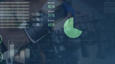 VR kulaklık takan teknisyen karanlık laboratuardaki sanal analitiklerle etkileşimde, çizelgeleri gösteriyor. Fütürist, sürükleyici, dijital, yenilik, veri, görselleştirme, siber güvenlik