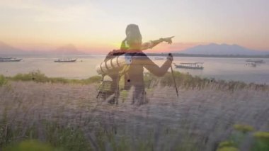 Yürüyüşçüler gün batımında göl kenarında yürüyüş yaparken sağlık uygulaması animasyon kalp ikonu ve fitness örtüsü gösteriyorlar. Macera, keşif, romantizm, açık hava, manzara, doğa, huzur