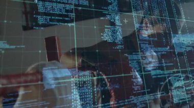 Spor salonunda kırmızı kum torbasını yumruklayan bir kadın yüzen kod parçacıklarıyla, sağlık teknolojisini gösteren şebekelerle. Atletik, fitness, teknoloji, dijital, yenilik, güç, eğitim